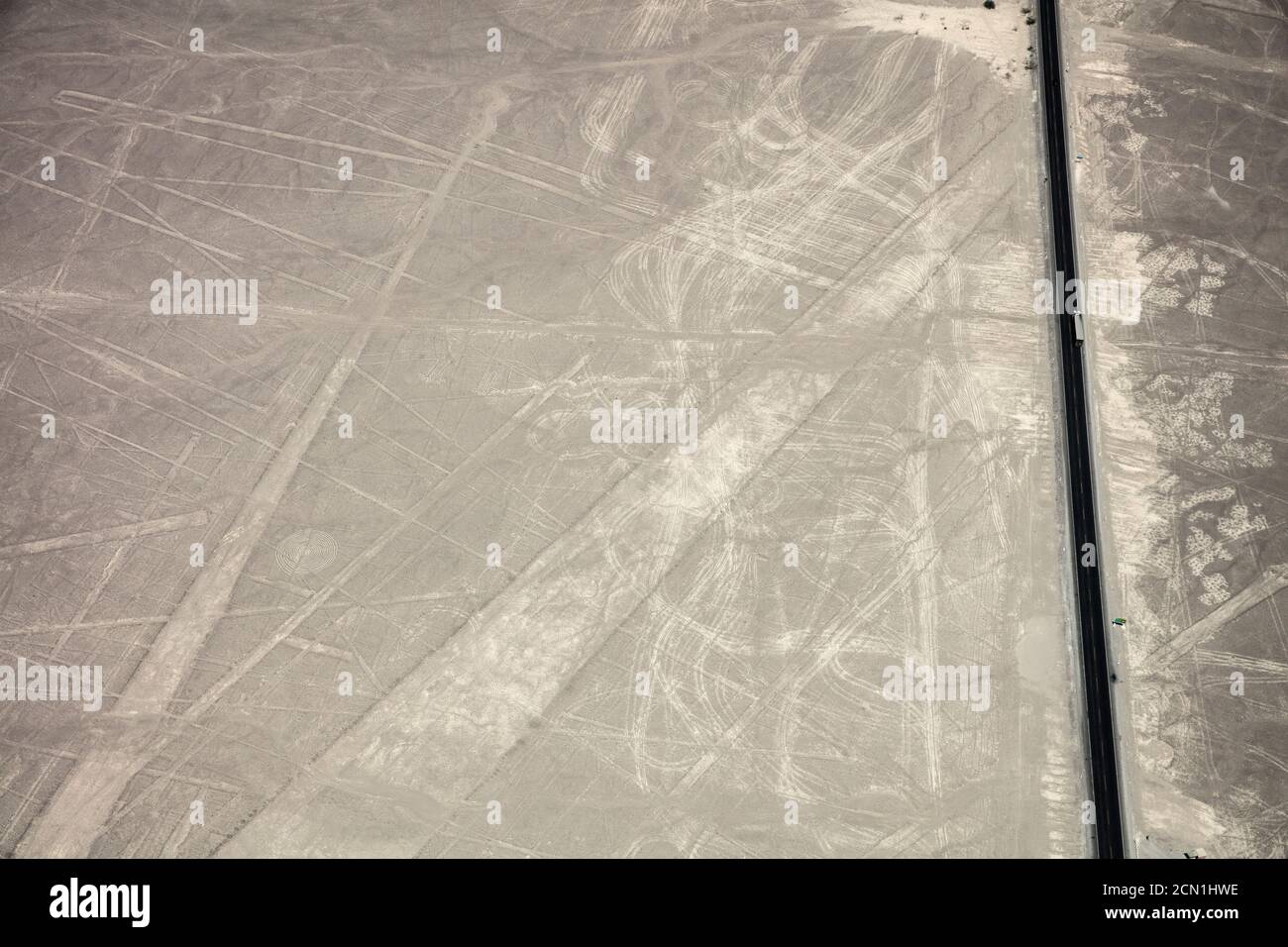 Die panamerikanische oder interamerikanische Autobahn durchschneidet die Nazca-Linien In der Wüste des südlichen Peru Stockfoto