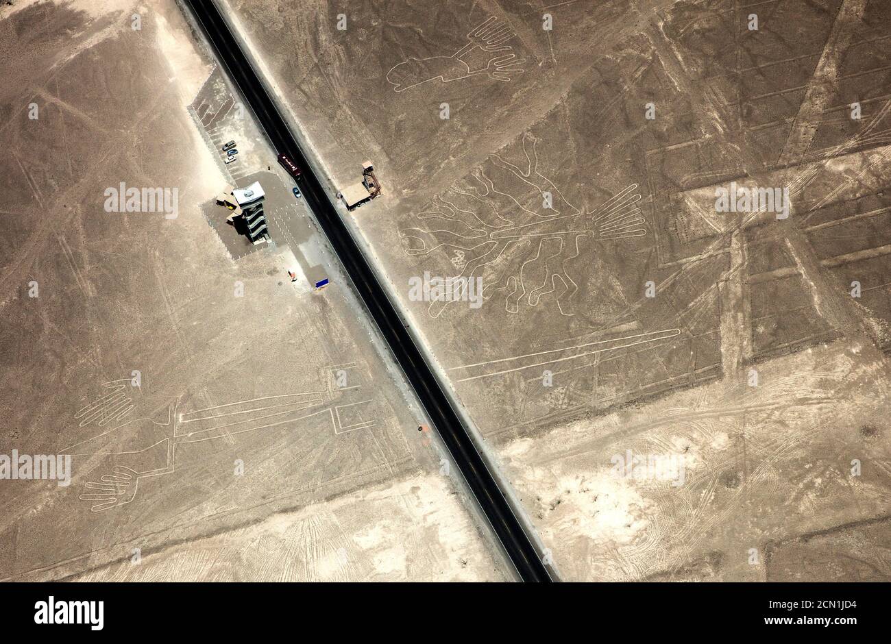 Die panamerikanische oder interamerikanische Autobahn durchschneidet die Nazca-Linien In der Wüste des südlichen Peru Stockfoto