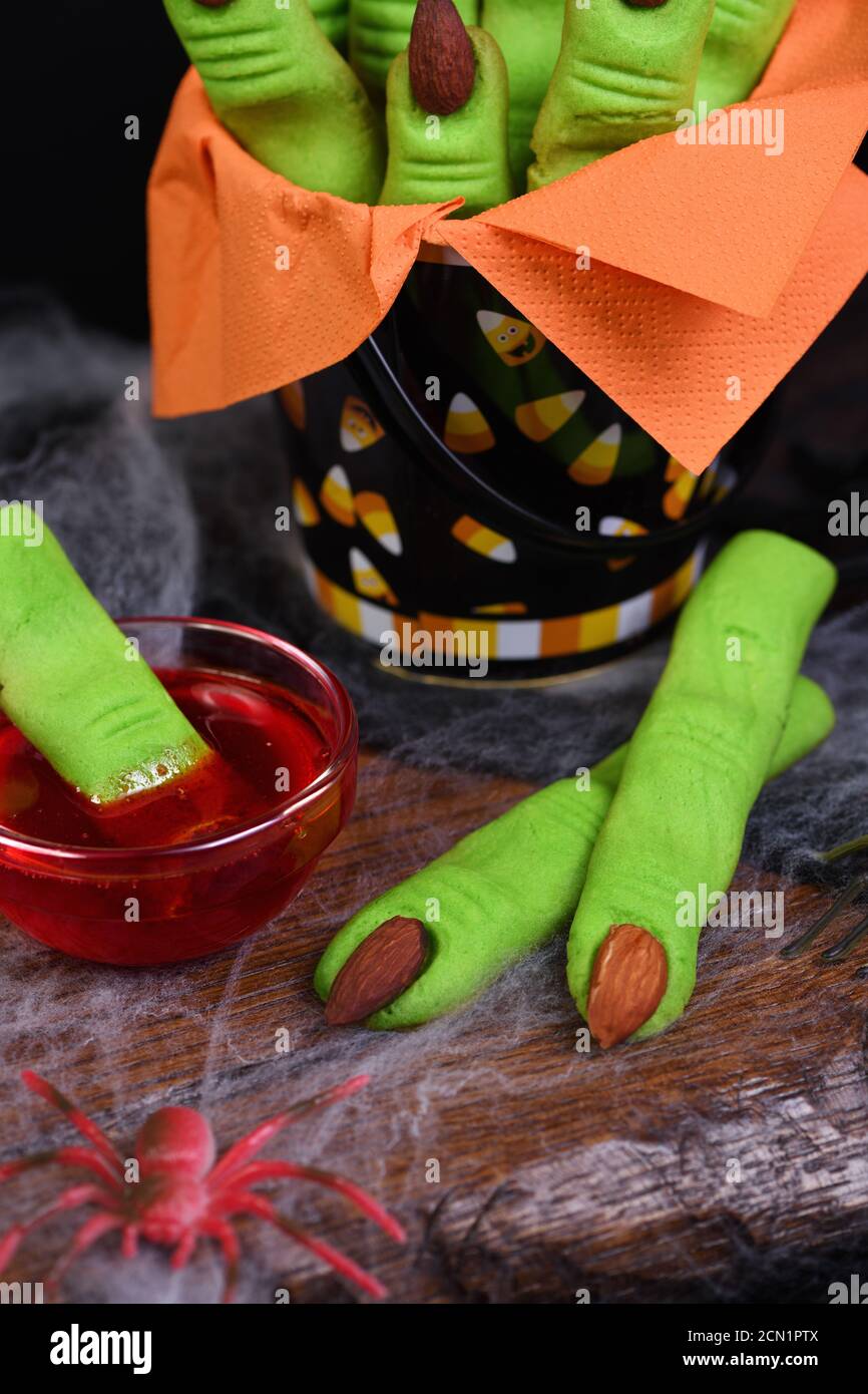 Hexen-Finger-Kekse aus Mürbeteig mit Mandel-Fingernagel. Ideal für ein Happy Hallowe Stockfoto