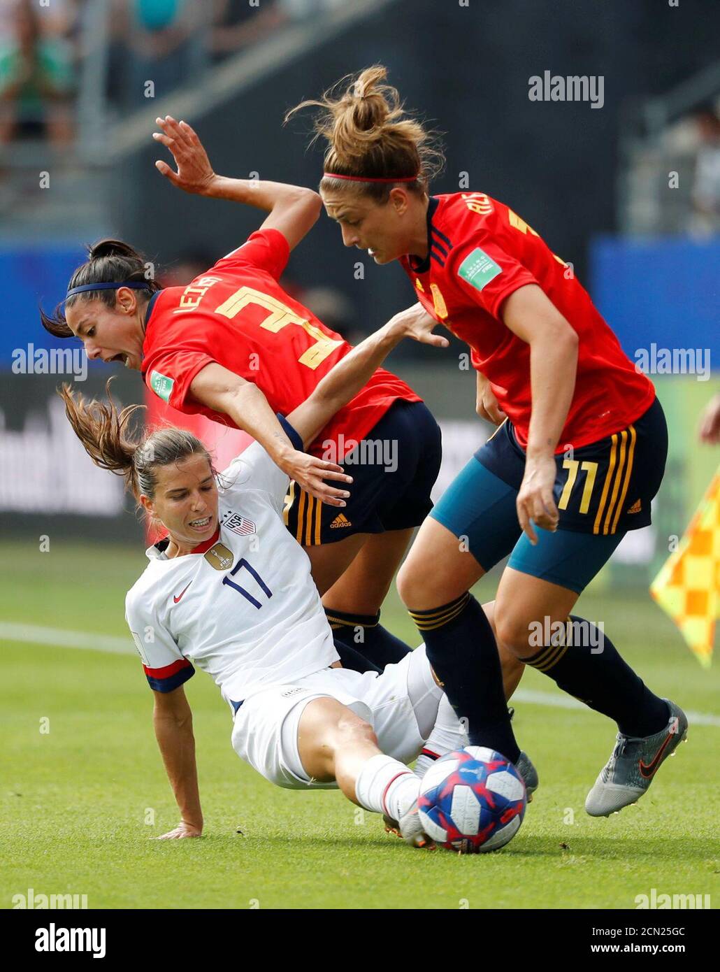 Fußball Fußball - Frauen-Weltmeisterschaft - Runde von 16 - Spanien gegen  Vereinigte Staaten - Stade Auguste-Delaune, Reims, Frankreich - 24. Juni  2019 Tobin Heath der USA im Einsatz mit der spanischen Leila