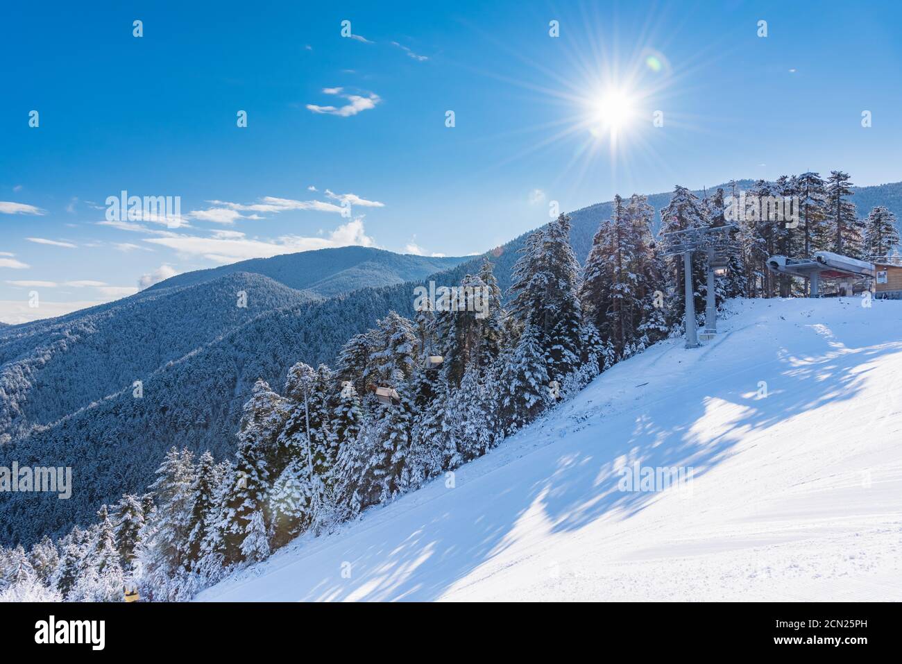 Verschneite Skipisten und Sessellifte Station in Mountain Ski Resort. Stockfoto