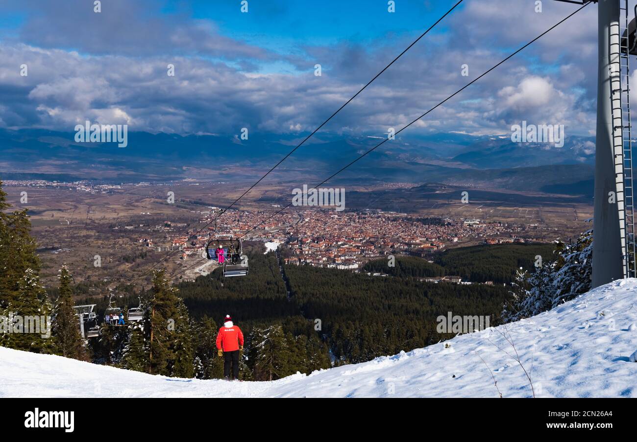 Verschneite Skipisten und Sessellifte Station in Mountain Ski Resort. Stockfoto