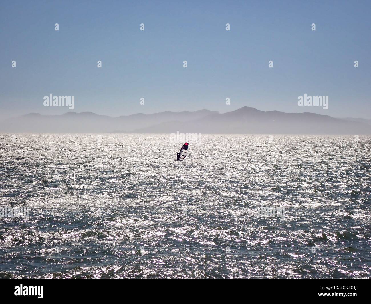 Eineige Windsurfer segeln über die Bucht von San Francisco unter blauen Skiern Stockfoto