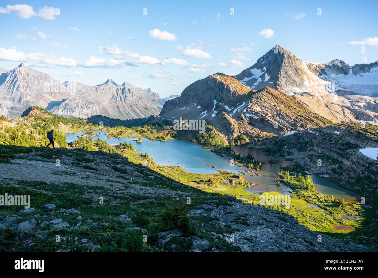 Silhouetted Wanderer Spaziergänge Down Ridge in Richtung Kalkstein Seen in Rockies Stockfoto