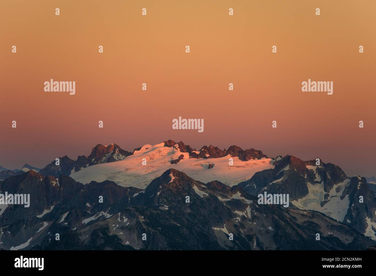 Alpenglow auf Gletscher- und Berggipfeln, Washington State, USA. Stockfoto