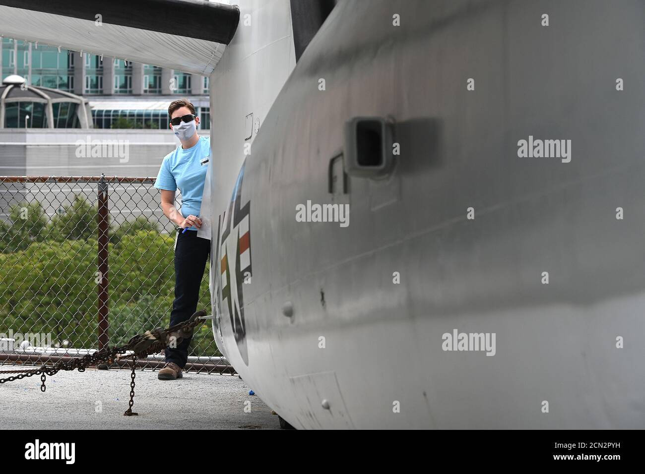 Ttrepid Aircraft Restoration Teammitglied Kate Good arbeitet an der Erneuerung des Heckabschnitts eines Grumman E-1B Tracers, der durch einen kürzlichen Windsturm auf dem Oberdeck des Intrepid Sea, Air & Space Museums beschädigt wurde.die Wiedereröffnung (September 25) für die Öffentlichkeit ist für den 17. September in New York, NY, geplant. 2020. Mehr als 200 Händedesinfektionsgeräte werden in den Ausstellungsstücken aufgestellt, Tickets werden zeitlich reserviert, Einwegschilder für den Fußgängerverkehr helfen den Besuchern bei der Navigation durch die Ausstellungen, die stündlich gereinigt und desinfiziert werden; der Zugang zu Concord, U-Boot und Lebensmitteldiensten bleibt geschlossen. (Anthony Stockfoto