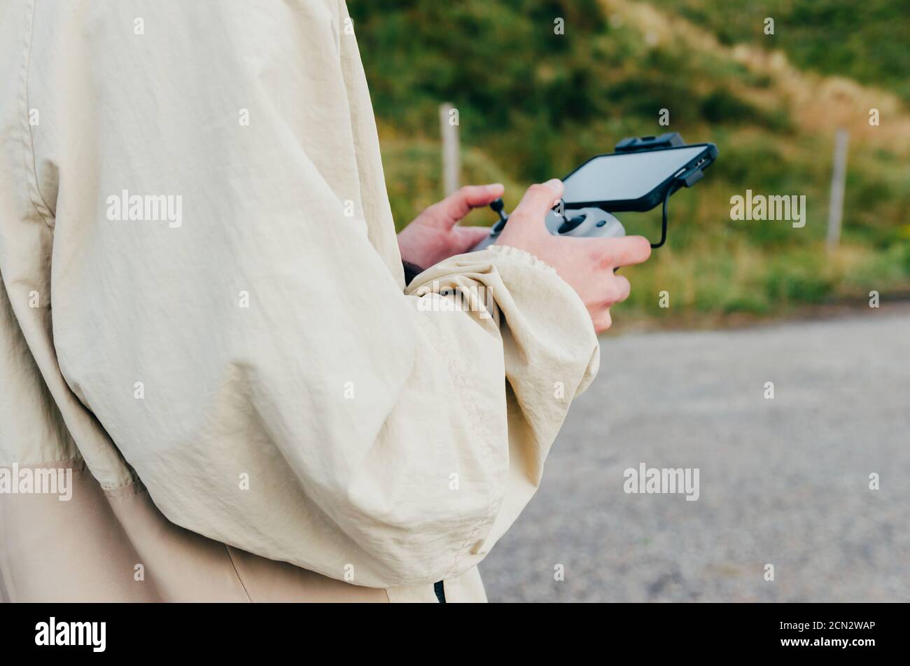 Männliche kommerzielle Betreiber fliegen Drohne suchen Fernbedienung Stockfoto