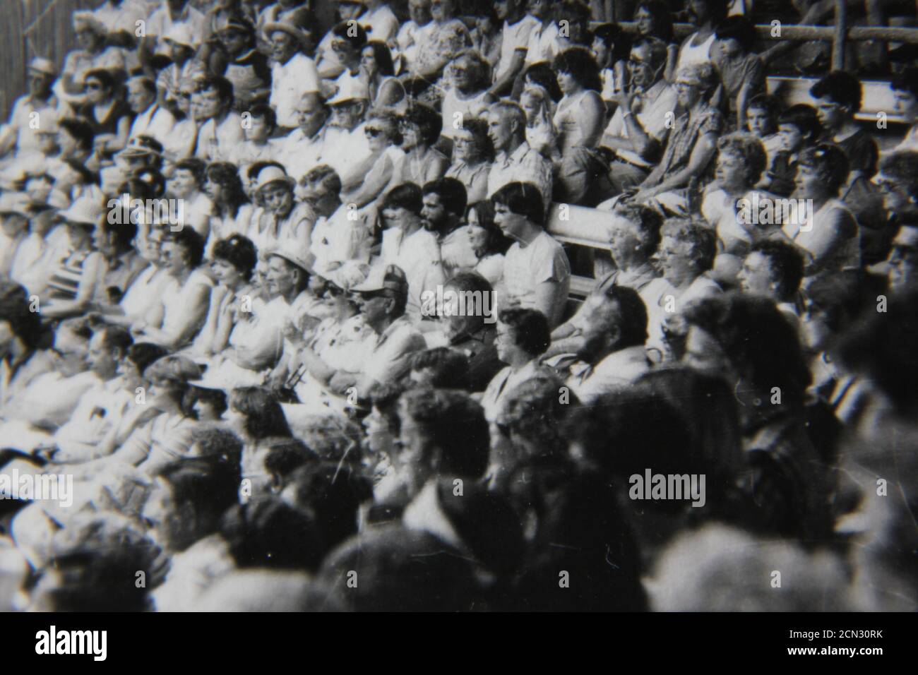 Feine Schwarz-Weiß-Vintage-Fotografie aus den 1970er Jahren von einem überfüllten Publikum, das eine Show ansieht. Stockfoto