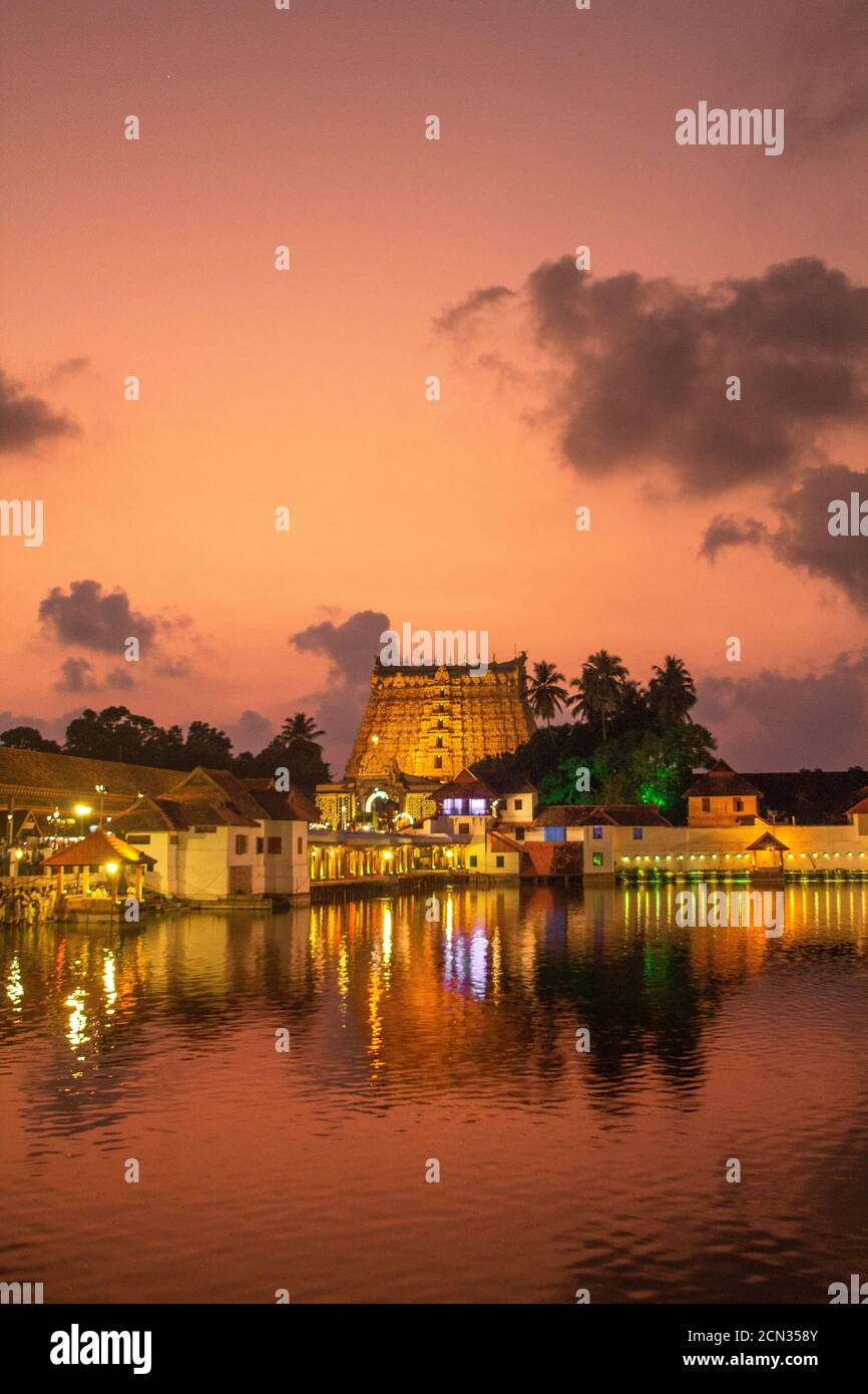 Abendansicht des padmanabha swamy Tempels, Thiruvananthapuram. Der Tempel ist in einer komplizierten Verschmelzung des Chera-Stils und des dravidischen Stils gebaut. Stockfoto