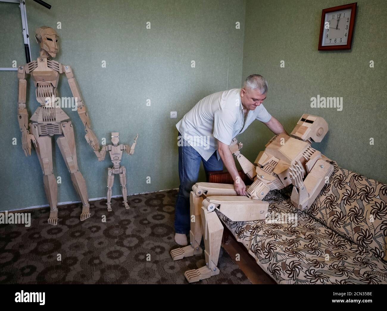 Dmitry Balandin ist mit seinen Holzmodellen Centurion (R), Amazon (L) und  Kid in seiner Wohnung in Zaporizhzhya, Ukraine, Ukraine, 5. Juli 2017  abgebildet. Balandin, der als Kranführer arbeitet, brauchte achtzehn  Monate, um