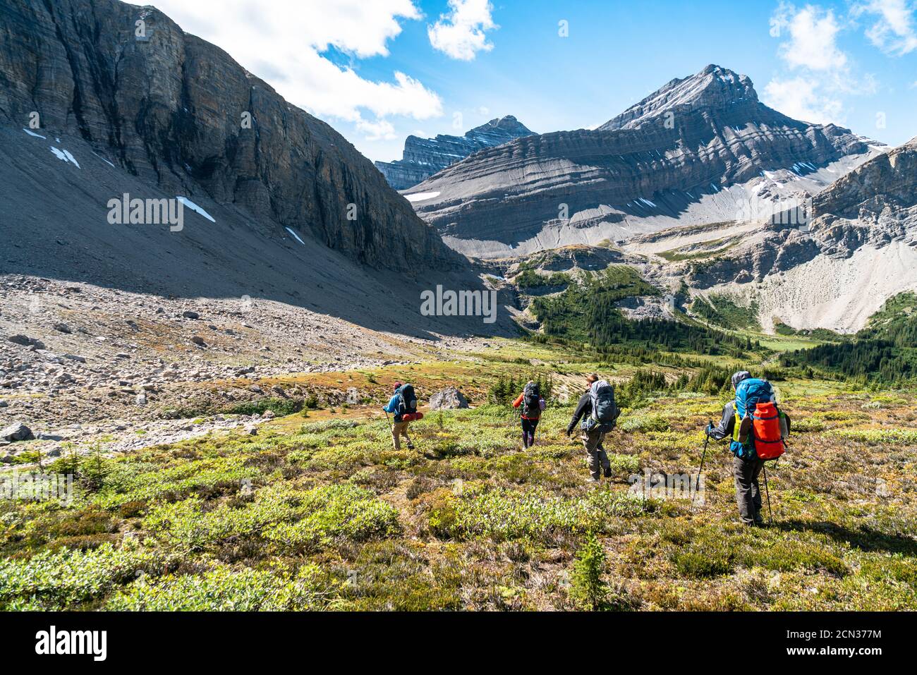 Eine Gruppe von Wanderern steigt in das abgelegene Alpine Valley in der Nähe von Banff ab Stockfoto