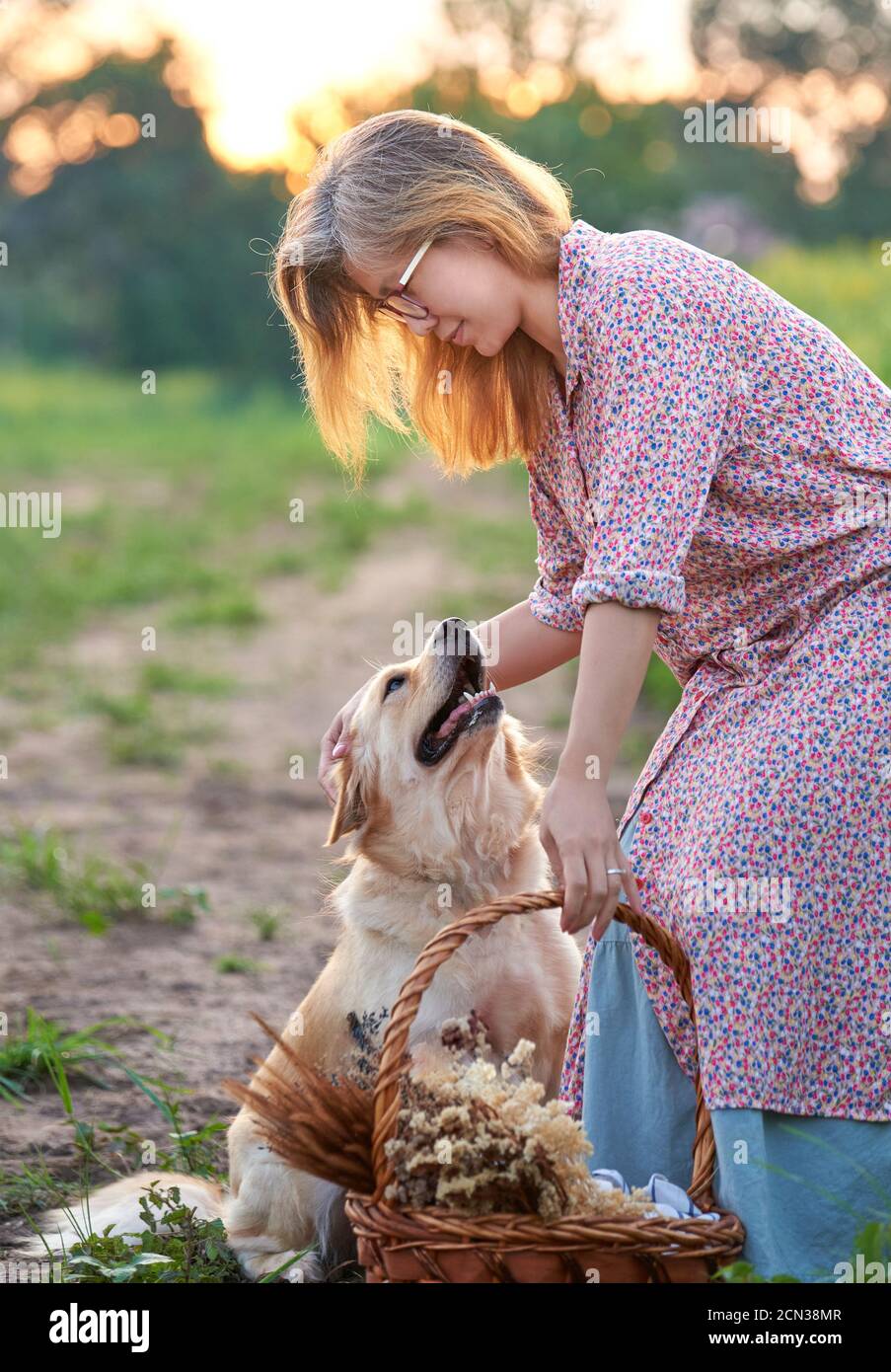 Frau und Hund auf dem Bauernhof Stockfoto