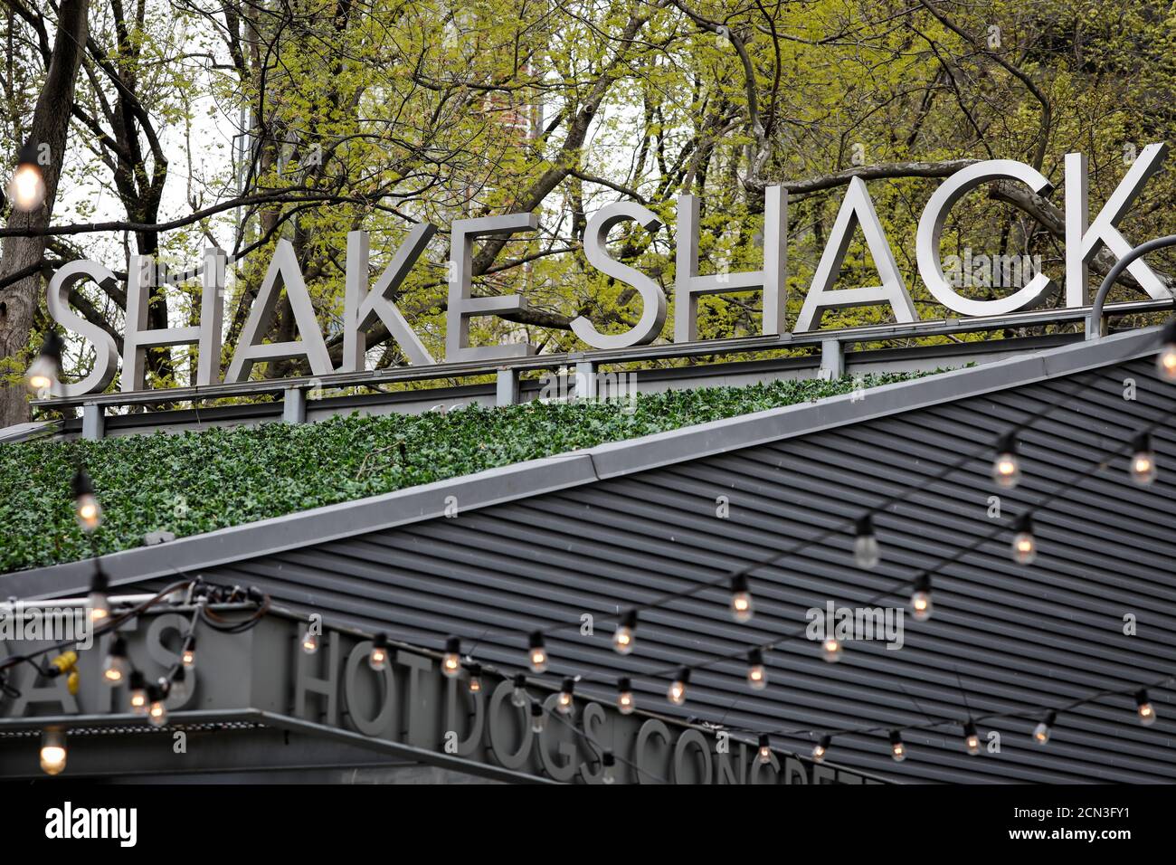 Das Zeichen für Shake Shack Inc, Burger-Kette ist zu sehen, während des  Ausbruchs der Coronavirus-Krankheit (COVID-19) in New York City, New York,  USA, 20. April 2020. REUTERS/Andrew Kelly Stockfotografie - Alamy
