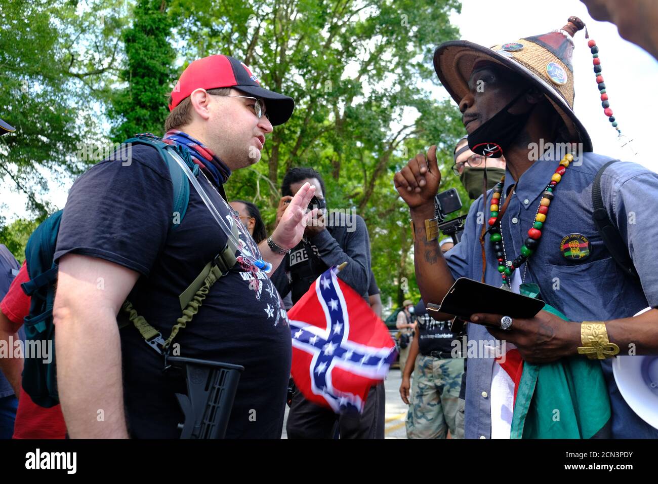 Stone Mountain, GA, USA. August 2020. Mitglieder von III%-Gruppen und Demonstranten gegenüberstellen. Stockfoto