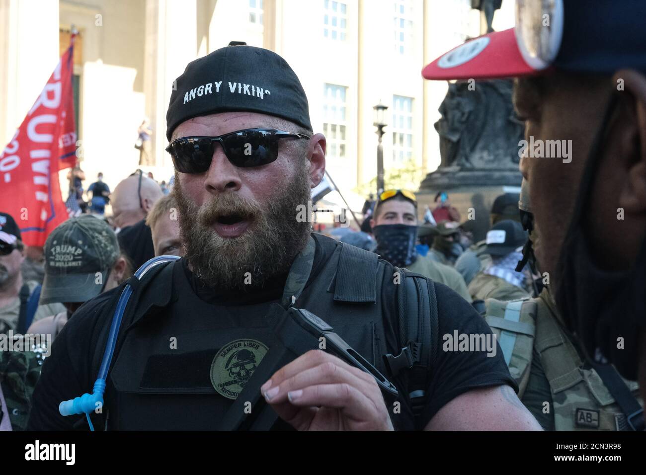 Louisville, KY, USA. September 2020. Dylan Stevens von der Gruppe Angry Viking engagiert sich mit einem Protestierenden in der Innenstadt von Louisville, KY. Stockfoto