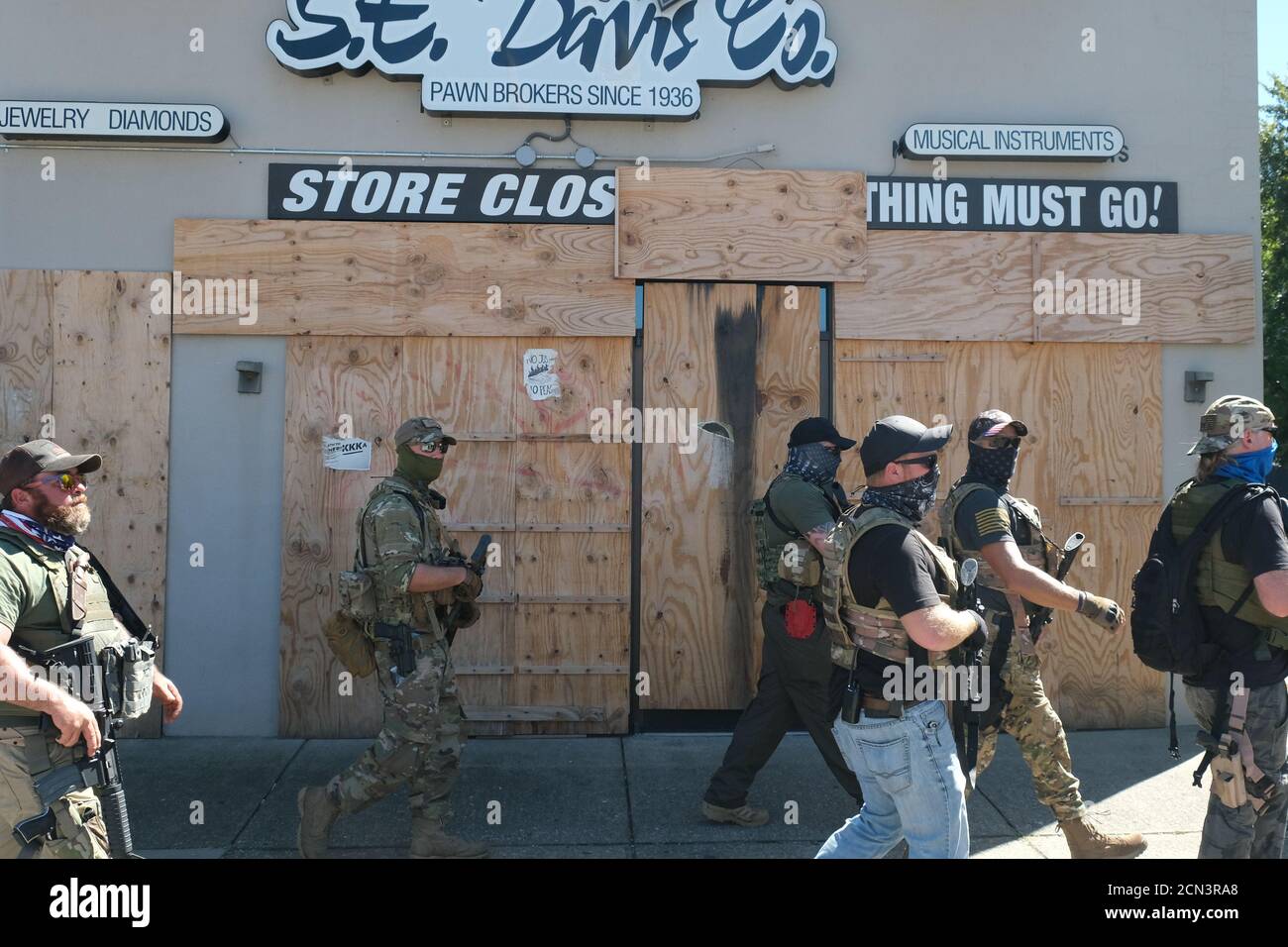 Louisville, KY, USA. September 2020. Mehrere bewaffnete Gruppen, angeführt von Dylan Stevens der Angry Viking Gruppe, marschieren in der Innenstadt von Louisville, KY. Stockfoto