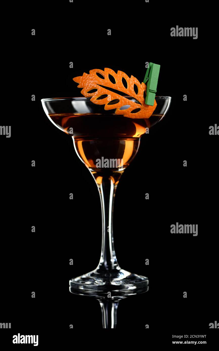 Kunst in Orange- Früchte Schnitzerei. Wie man zu Zitrusfrüchten garnieren Design für ein Getränk zu machen. Cocktail Rob Roy. W Stockfoto