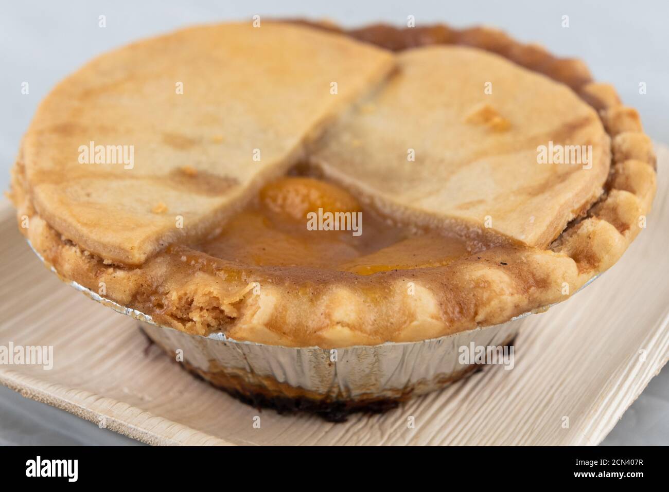 Hausgemachte Mahlzeit endet mit Pfirsich-Schuster-Pie und wird so lecker schmecken, wie es aussieht. Stockfoto