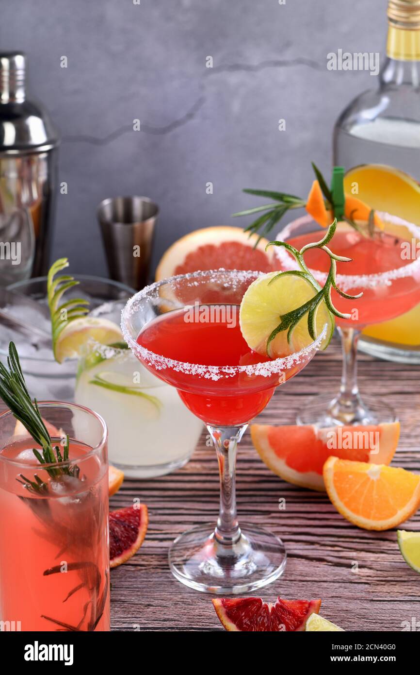 Getränke und Cocktails mit verschiedenen Zitrusfrüchten auf Tequila-Basis Stockfoto
