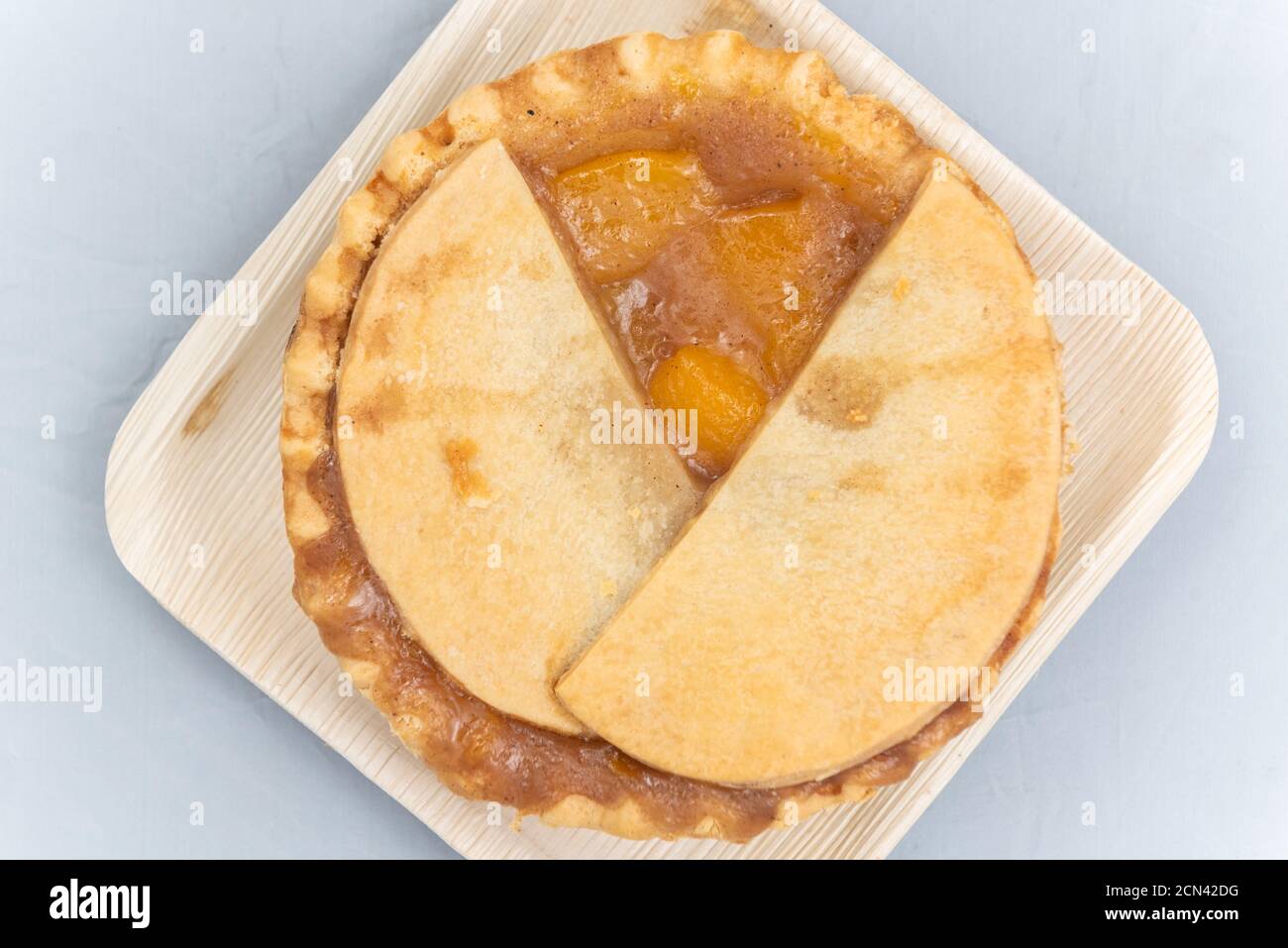 Der Blick von oben auf den Pfirsich-Pfirsich-Pie schmeckt so lecker, wie er aussieht. Stockfoto