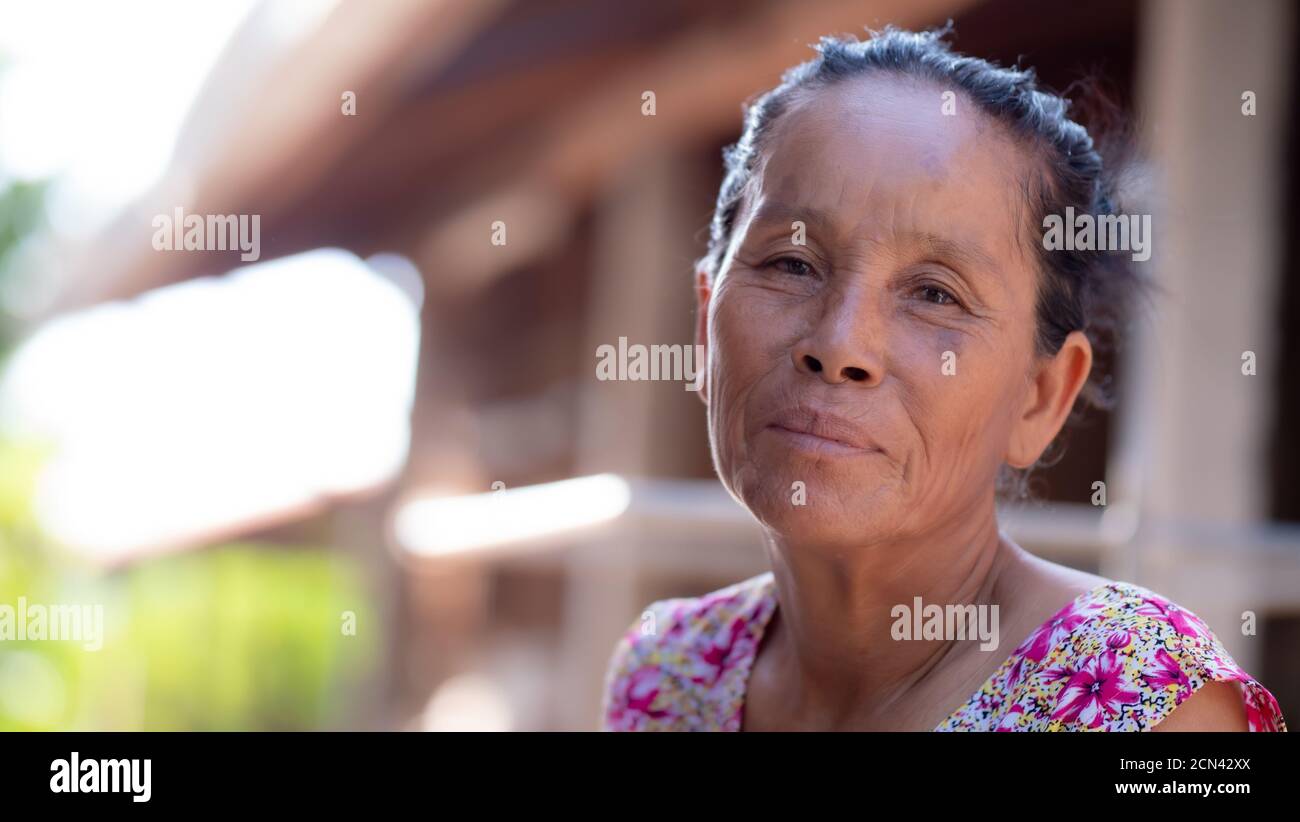 Porträt von Asien Frau mittleren Alters lächelnd Stockfoto