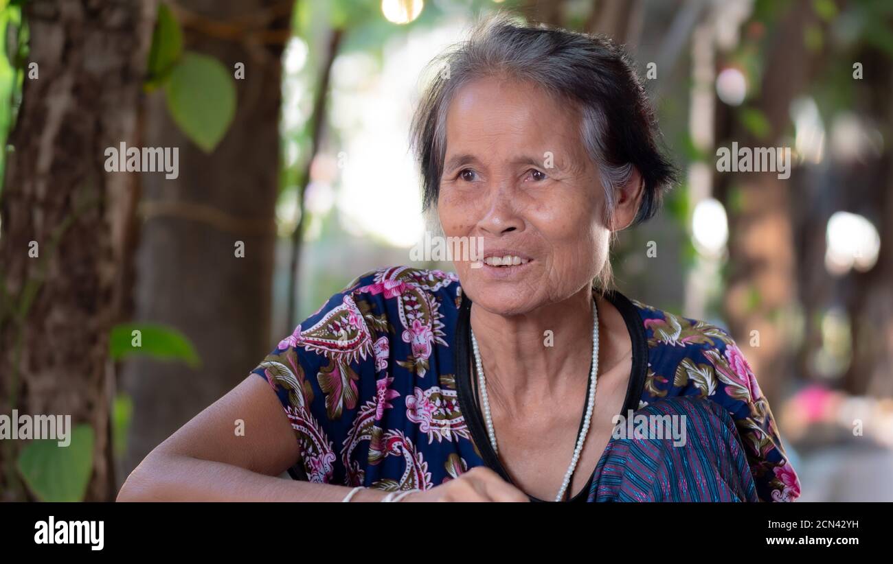 Porträt von Asien Frau mittleren Alters lächelnd Stockfoto