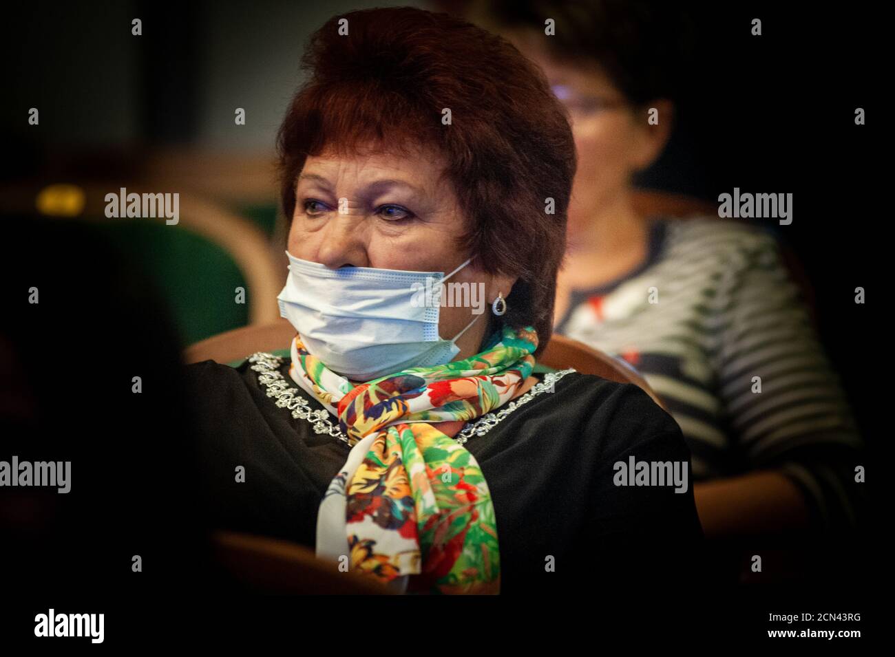 Tambow, Russland. September 2020. Eine Frau, die eine Gesichtsmaske als vorbeugende Maßnahme trägt, beobachtet die Aufführung der Künstler im Jugendtheater von Tambow.Jetzt gibt es in Russland eine Zunahme von Menschen, die mit einer Coronavirus-Pandemie infiziert sind. Im September 17 wurden 1,085,281 Fälle von COVID-19 bestätigt, von denen 895,868 Menschen geborgen und 1,961 gestorben sind. Kredit: SOPA Images Limited/Alamy Live Nachrichten Stockfoto