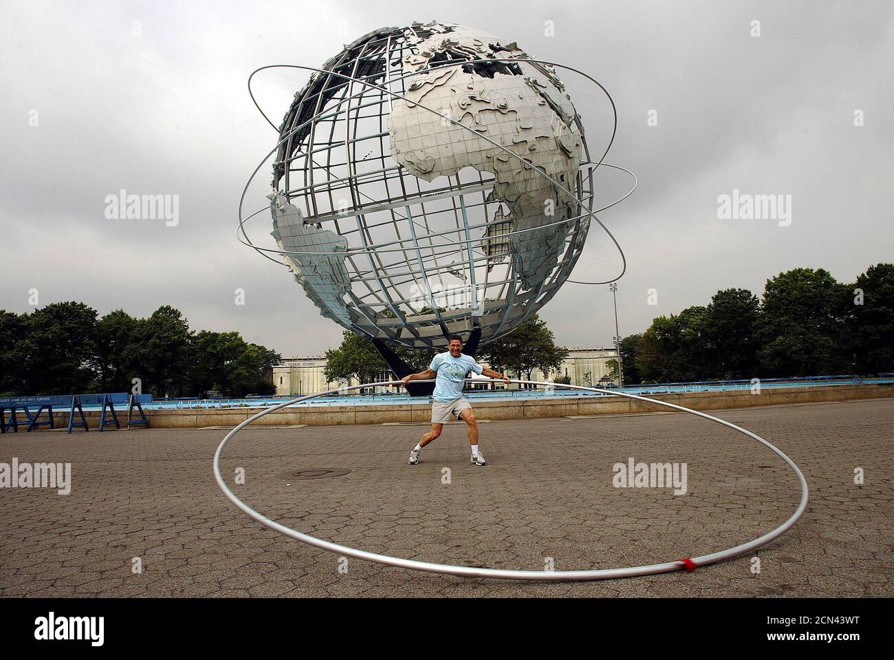 Ashrita Furman Versucht, Den Guinness Weltrekord Für Hula Hooping Mit Dem  Größten Hula-Hoop In Flushing Meadow Park In New York 15. Juli 2005.  Furman, Wer Den Guinness-Weltrekord Für Die Person Mit Den