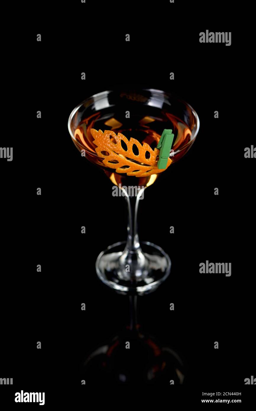 Kunst in Orange- Früchte Schnitzerei. Wie man zu Zitrusfrüchten garnieren Design für ein Getränk zu machen. Cocktail Rob Roy. W Stockfoto