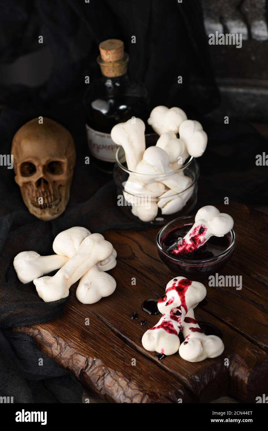 Creepy Meringue Knochen, süße Leckereien für Halloween Stockfoto
