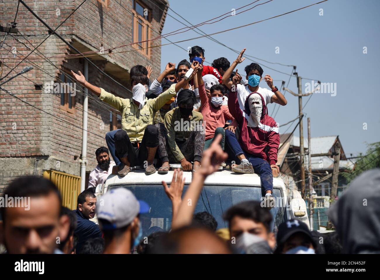 Srinagar, Indien. September 2020. Während eines Protestes nach einem Gewehrkampf rufen die Bewohner Kaschmirs gegen indien Parolen.Hunderte von wütenden Bewohnern kolladierten in der Hauptstadt des von Indien verwalteten Kaschmir mit Regierungskräften, nachdem drei mutmaßliche Rebellen und eine Frau bei einem Gewehrkampf getötet wurden, sagten Polizei und Zeugen. Kredit: SOPA Images Limited/Alamy Live Nachrichten Stockfoto