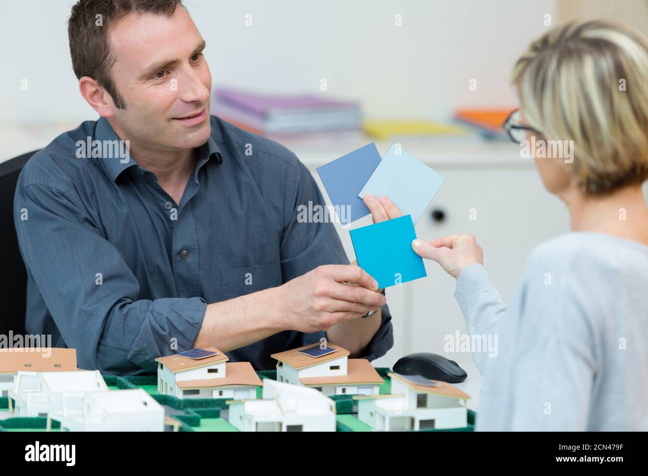 Wohnraumgestaltung Dienstleistungen im Gespräch mit dem Kunden Stockfoto