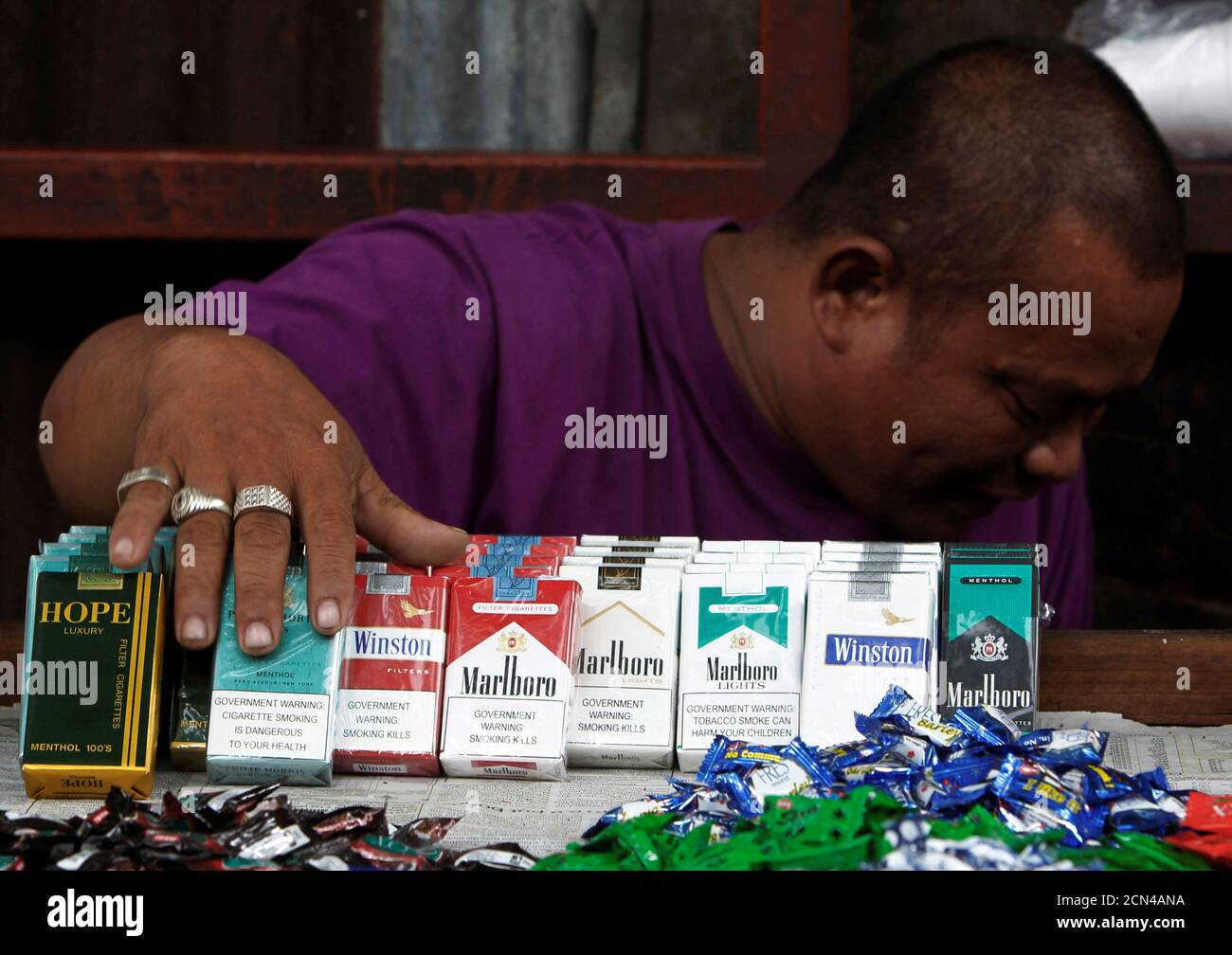 Zigaretten rauchen philippinen Fotos und Bildmaterial in hoher Auflösung Alamy