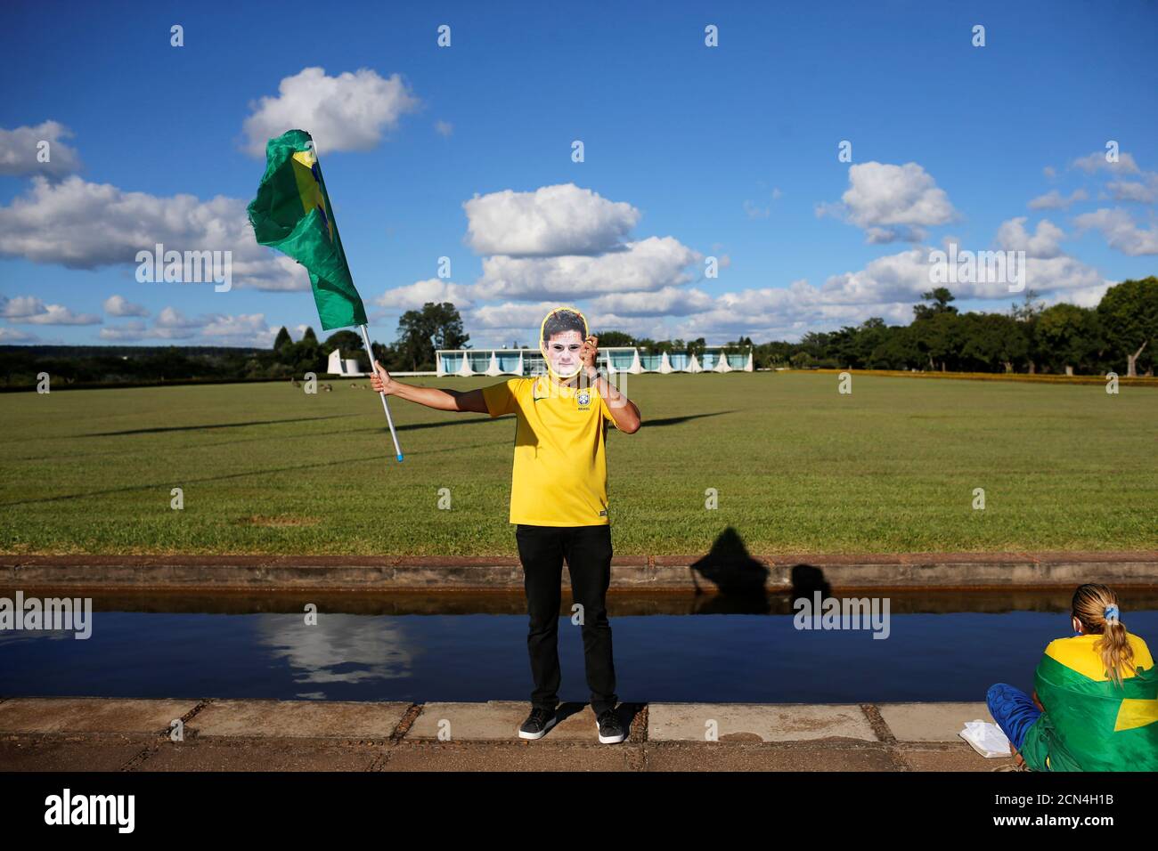 Ein Anhänger des brasilianischen Präsidenten Jair Bolsonaro trägt eine Maske mit der Aufschrift "Verräter" mit dem Bild des ehemaligen brasilianischen Justizministers Sergio Moro vor dem Palast Alvorada, inmitten des Ausbruchs der Coronavirus-Krankheit (COVID-19), in Brasilia, Brasilien, 26. April 2020. REUTERS/Adriano Machado Stockfoto