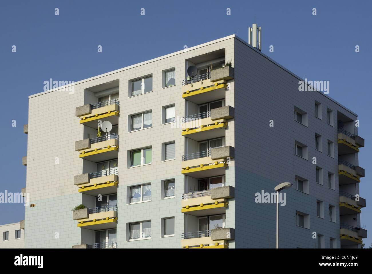 Mehrfamilienhaus mit Flachdach Stockfoto