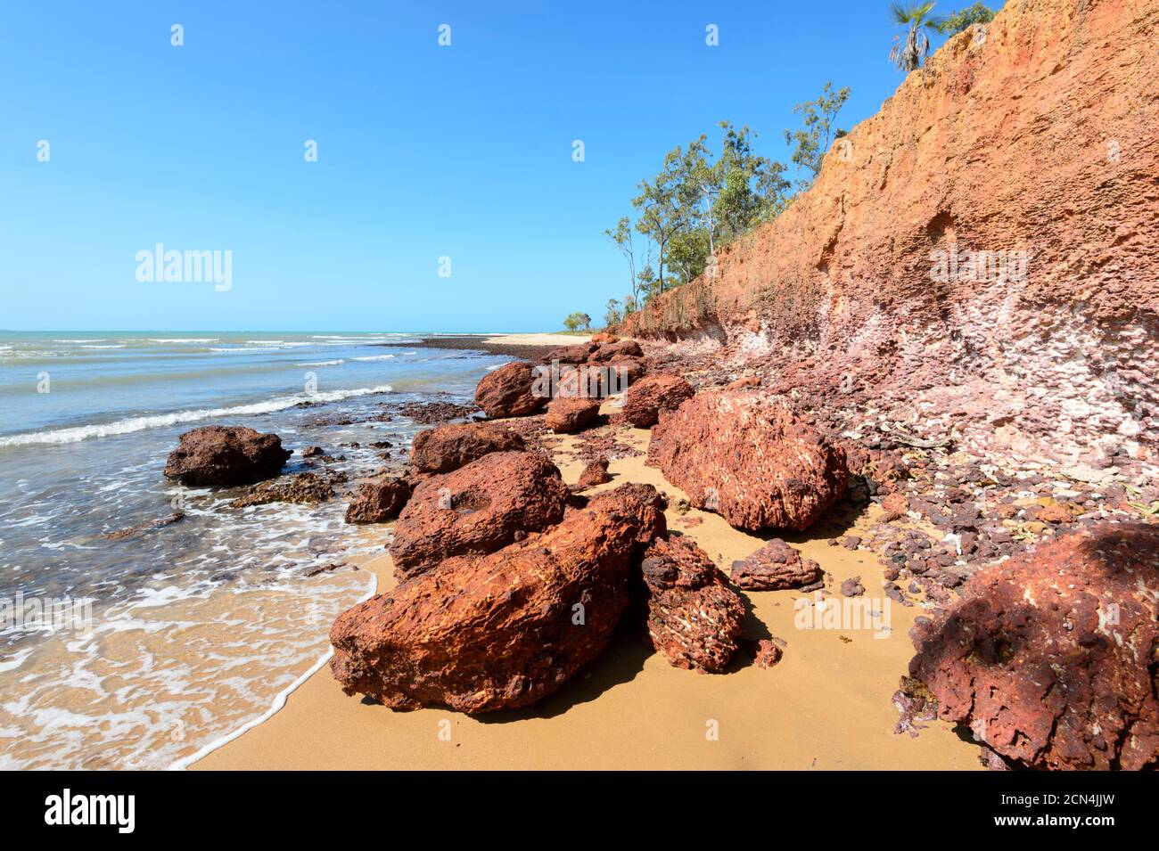 Atemberaubende Aussicht auf die leuchtend roten Felsen bei Rainbow Cliffs, einem beliebten Strand in der Nähe von Nhulunbuy, Gove Peninsula, East Arnhem Land, Northern Territory, NT, Austral Stockfoto