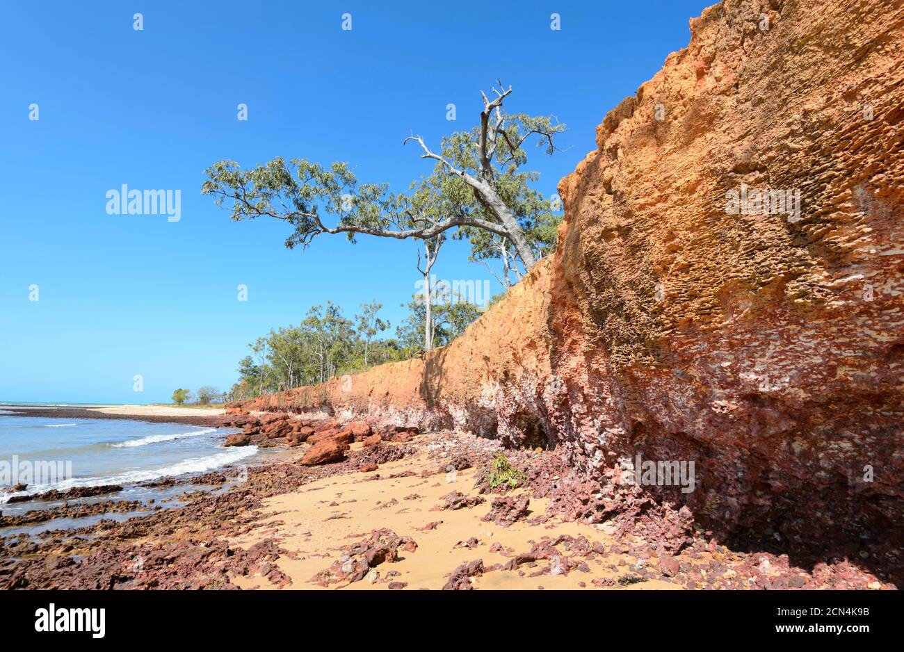 Atemberaubende Aussicht auf leuchtend rote Schichten bei Rainbow Cliffs, einem beliebten Strand in der Nähe von Nhulunbuy, Gove Peninsula, East Arnhem Land, Northern Territory, NT, Austra Stockfoto