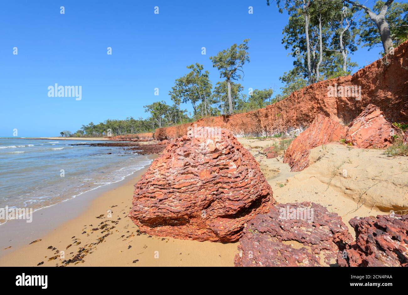Honeycombed Red Rock Formations in Rainbow Cliffs, ein beliebtes Ziel in der Nähe von Nhulunbuy, Gove Peninsula, East Arnhem Land, Northern Territory, NT, aus Stockfoto