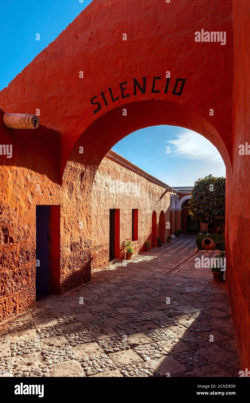 Stille Zeichen auf Bogen am Eingang des Klosters Santa Catalina, Arequipa, Peru. Stockfoto