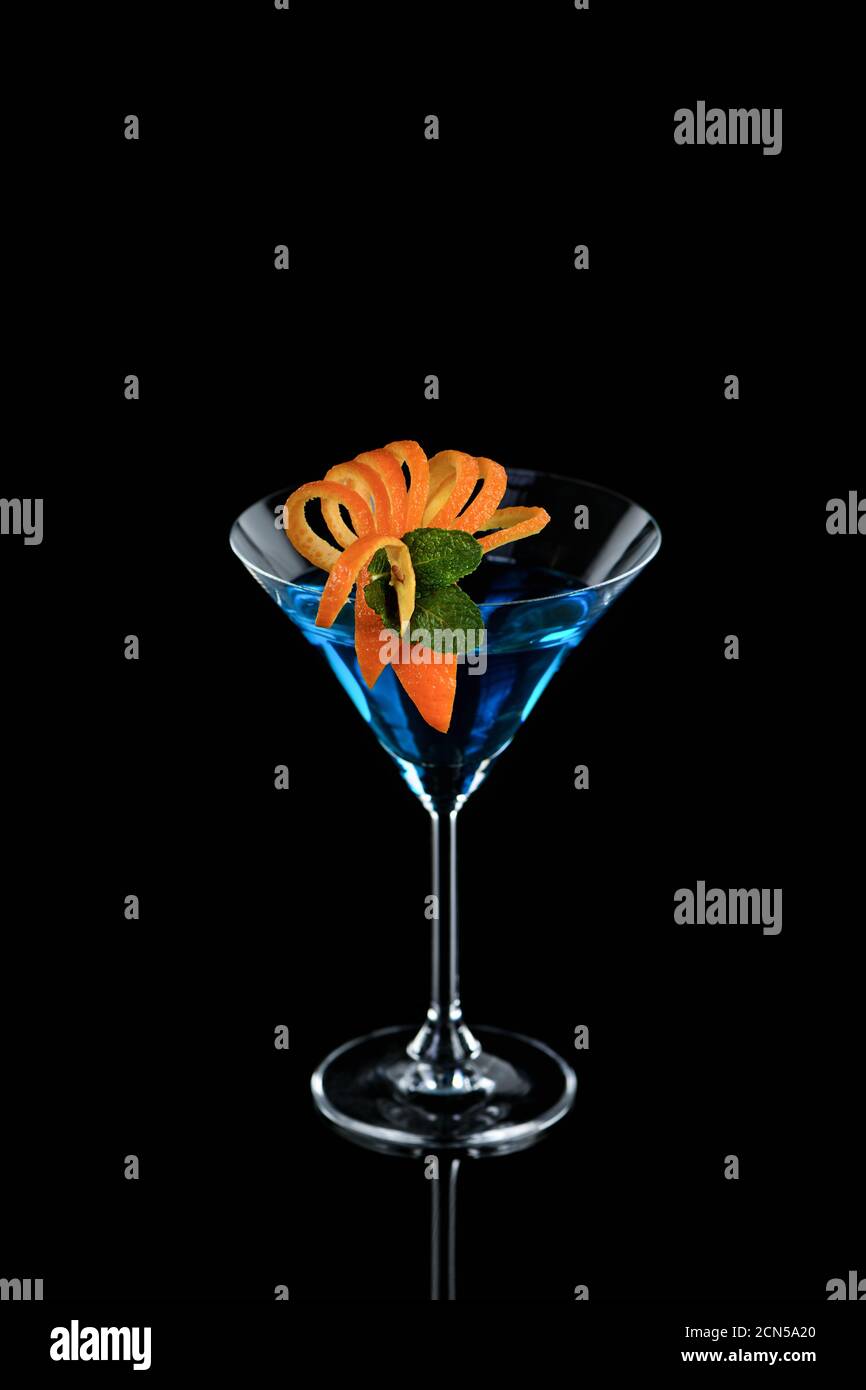 Dekoration für einen Cocktail aus Orange und Minze. Elegante und originelle Präsentation. Martini Blue Curaca Stockfoto