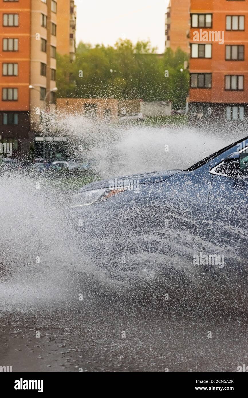 Auto in einem Pool von Wasser mit Spritzern Stockfoto