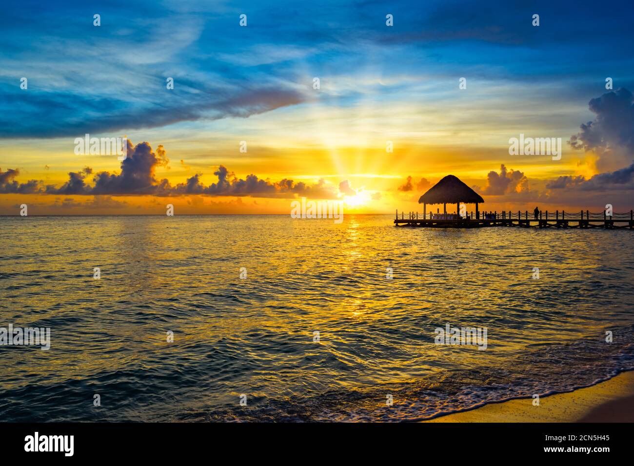 Pavillon-Brücke Meer bei Sonnenuntergang Stockfoto