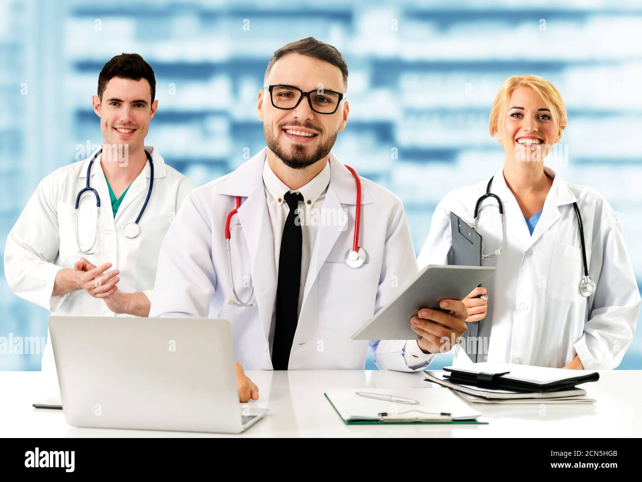 Healthcare People Group. Professioneller Arzt, der im Krankenhaus oder ...