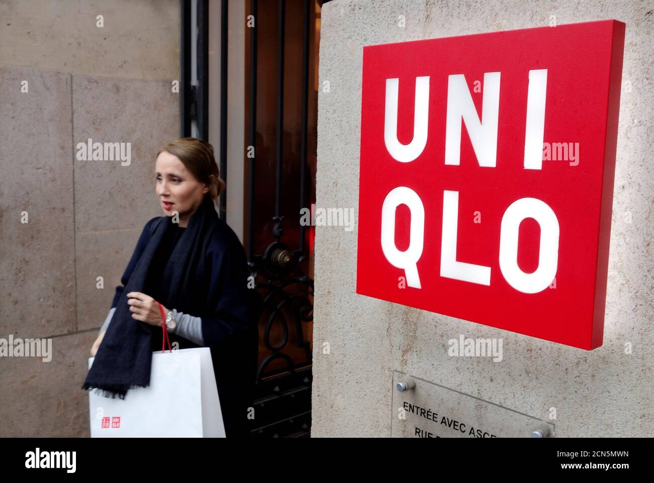 Uniqlo store paris france -Fotos und -Bildmaterial in hoher Auflösung –  Alamy