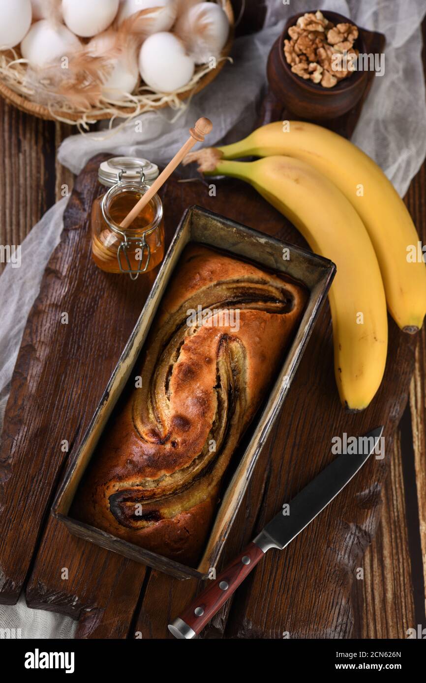 Frisch gebackenes, hausgemachtes Bananenbrot. Eine appetitliche, zarte, weiche Brotstruktur mit zerdrückter Nuss Stockfoto