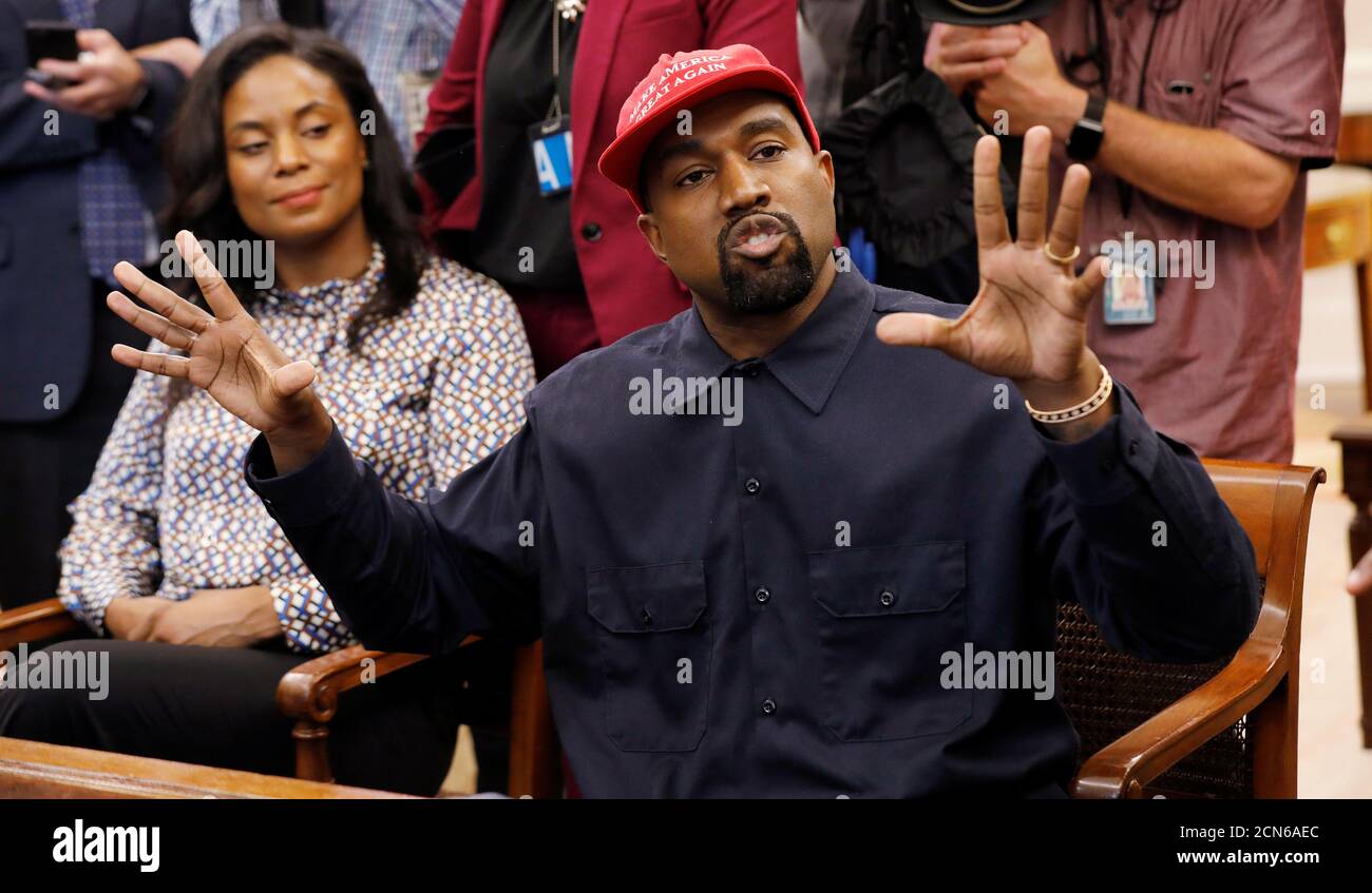 Rapper Kanye West spricht, während er neben Monique Brown (L) sitzt, Frau  von NFL Hall of Fame Spieler Jim Brown, während eines Treffens mit US- Präsident Donald Trump im Oval Office im Weißen