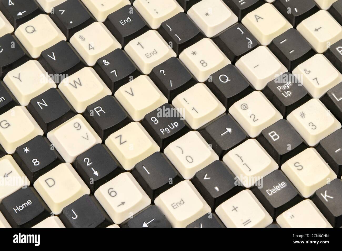 Ein Satz von Tasten von alten Computertastaturen angelegt Auf dem Tisch in einer gestaffelten Weise Stockfoto