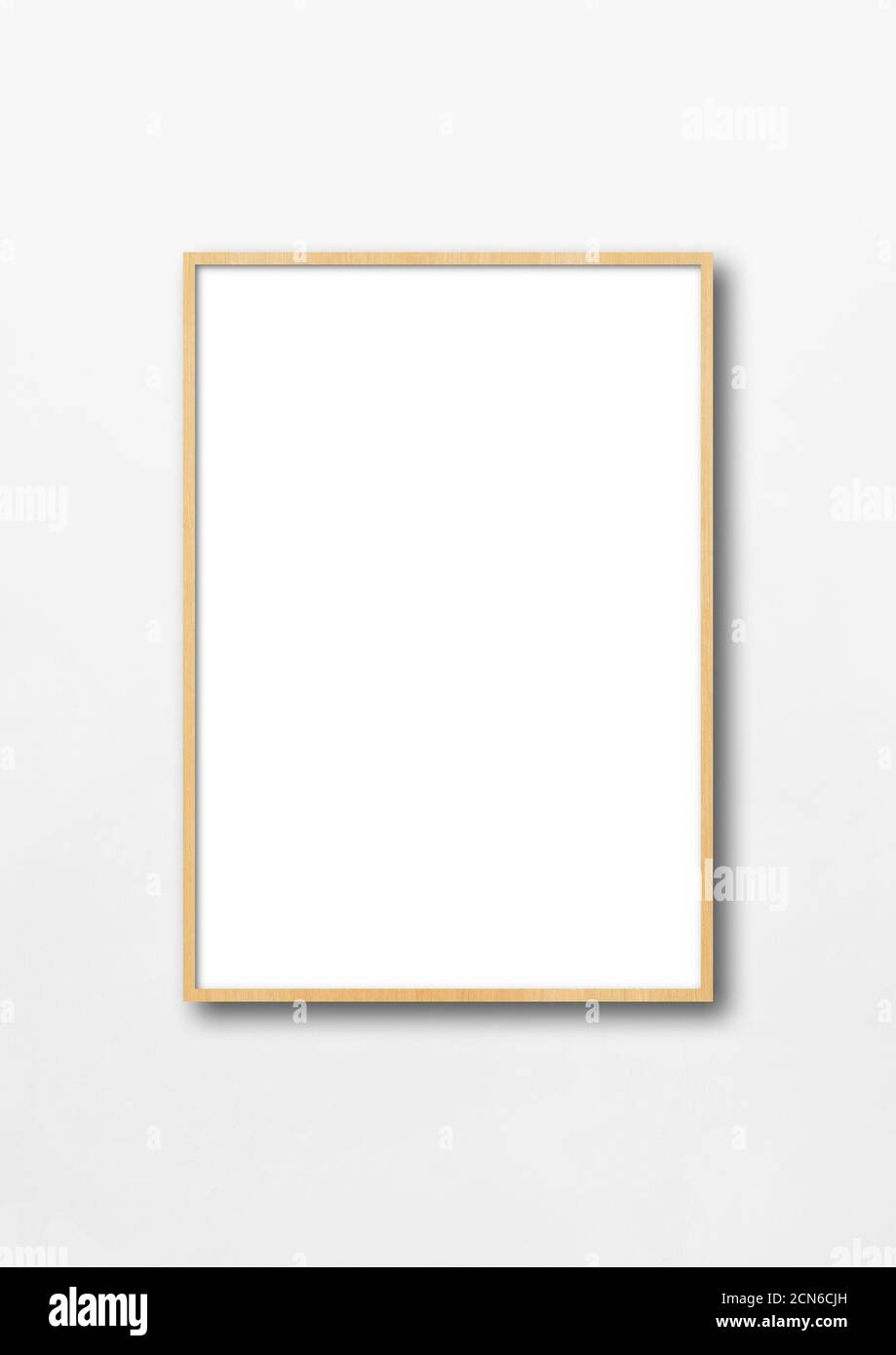 Bilderrahmen aus Holz an einer weißen Wand Stockfoto