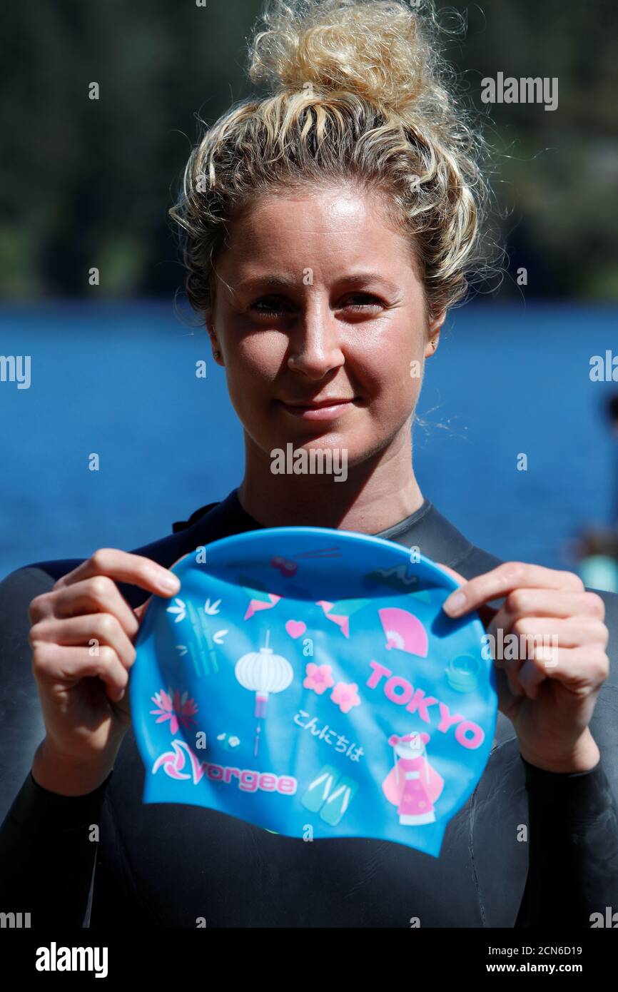 Die kanadische Olympiaschwimmerin Stephanie Horner posiert vor dem Training  in einem Neoprenanzug am Thetis Lake für ein Porträt mit einer Tokio-Mütze  aufgrund der mit dem Coronavirus verbundenen Schließung von Schwimmbädern  in Victoria,