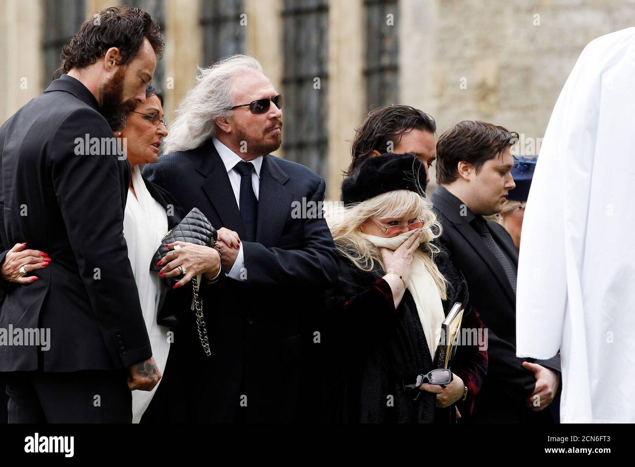 Robin Gibbs Bruder Barry Gibb (C) und Frau Dwina Gibb (3. R) Teilnahme